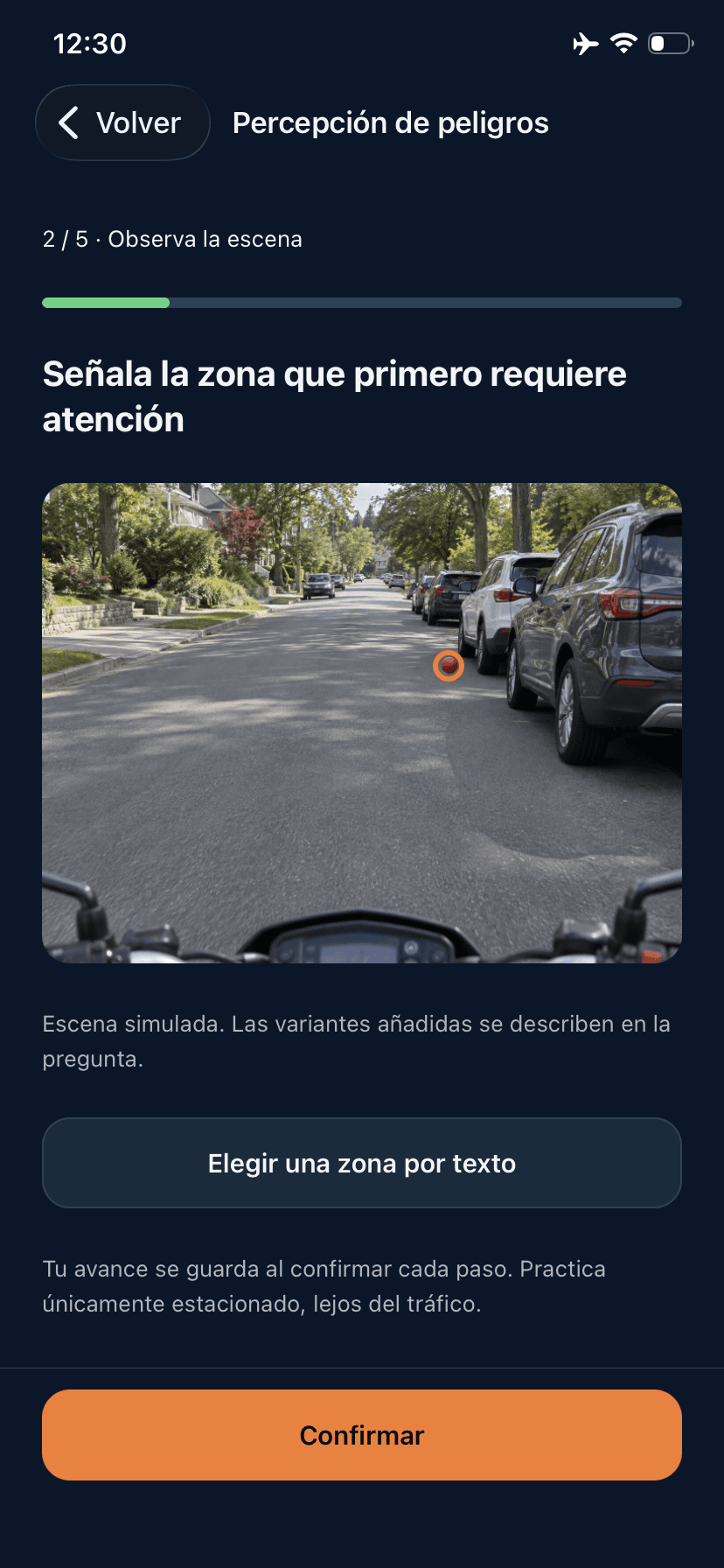 Ejercicio de percepción de peligros de RiderSense en una calle urbana con vehículos estacionados