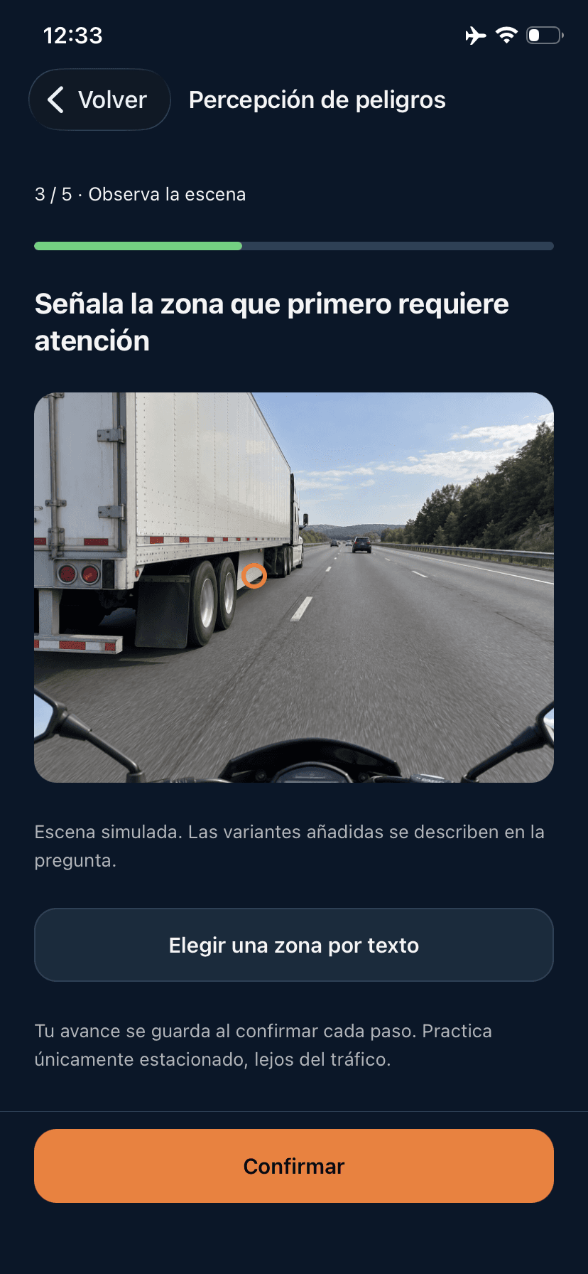 Ejercicio de percepción de peligros de RiderSense al circular junto a un camión en carretera